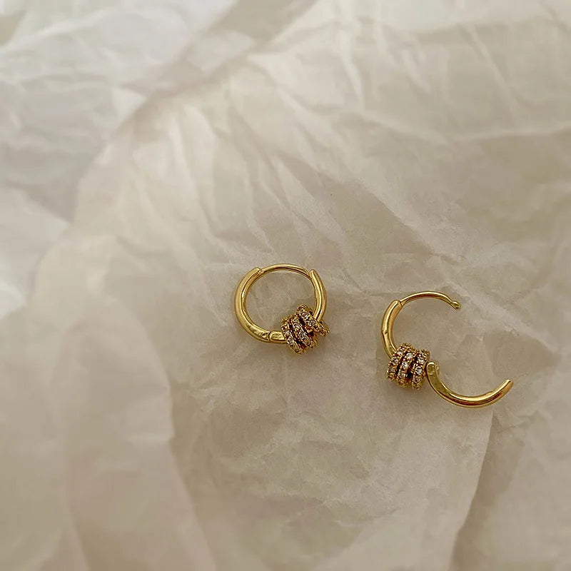 Brincos de Argolas Douradas Nó de Brilho ✨💛