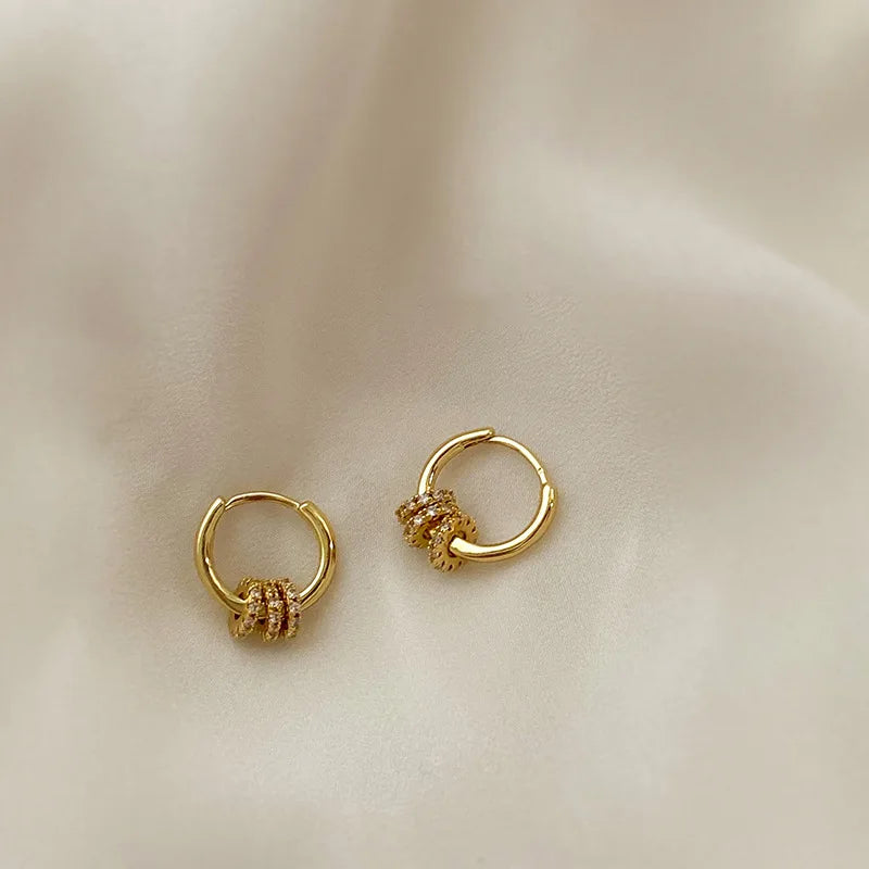 Brincos de Argolas Douradas Nó de Brilho ✨💛