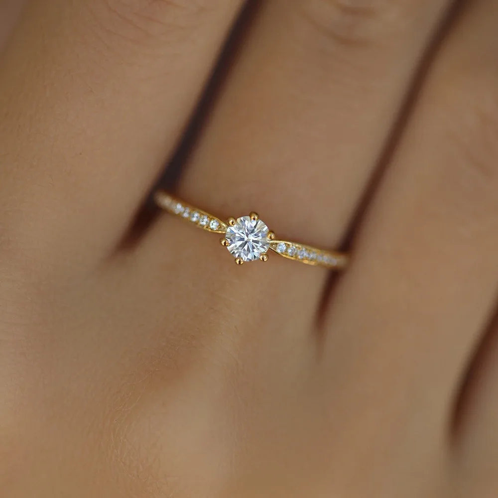 Anel Solitário com Zircônias em Banhado a Ouro ✨
