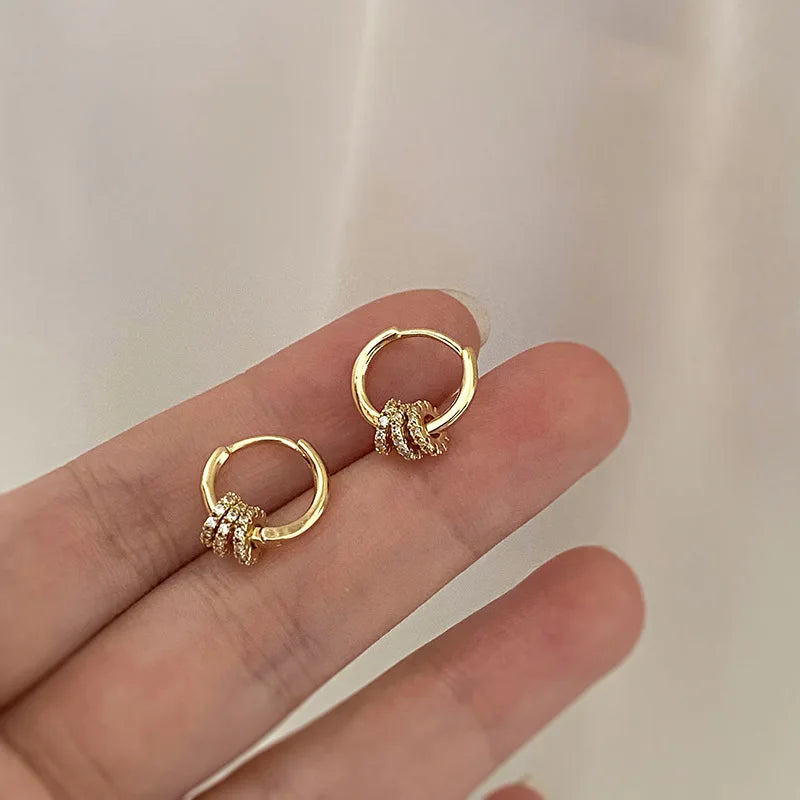 Brincos de Argolas Douradas Nó de Brilho ✨💛