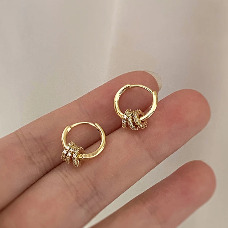 Brincos de Argolas Douradas Nó de Brilho ✨💛